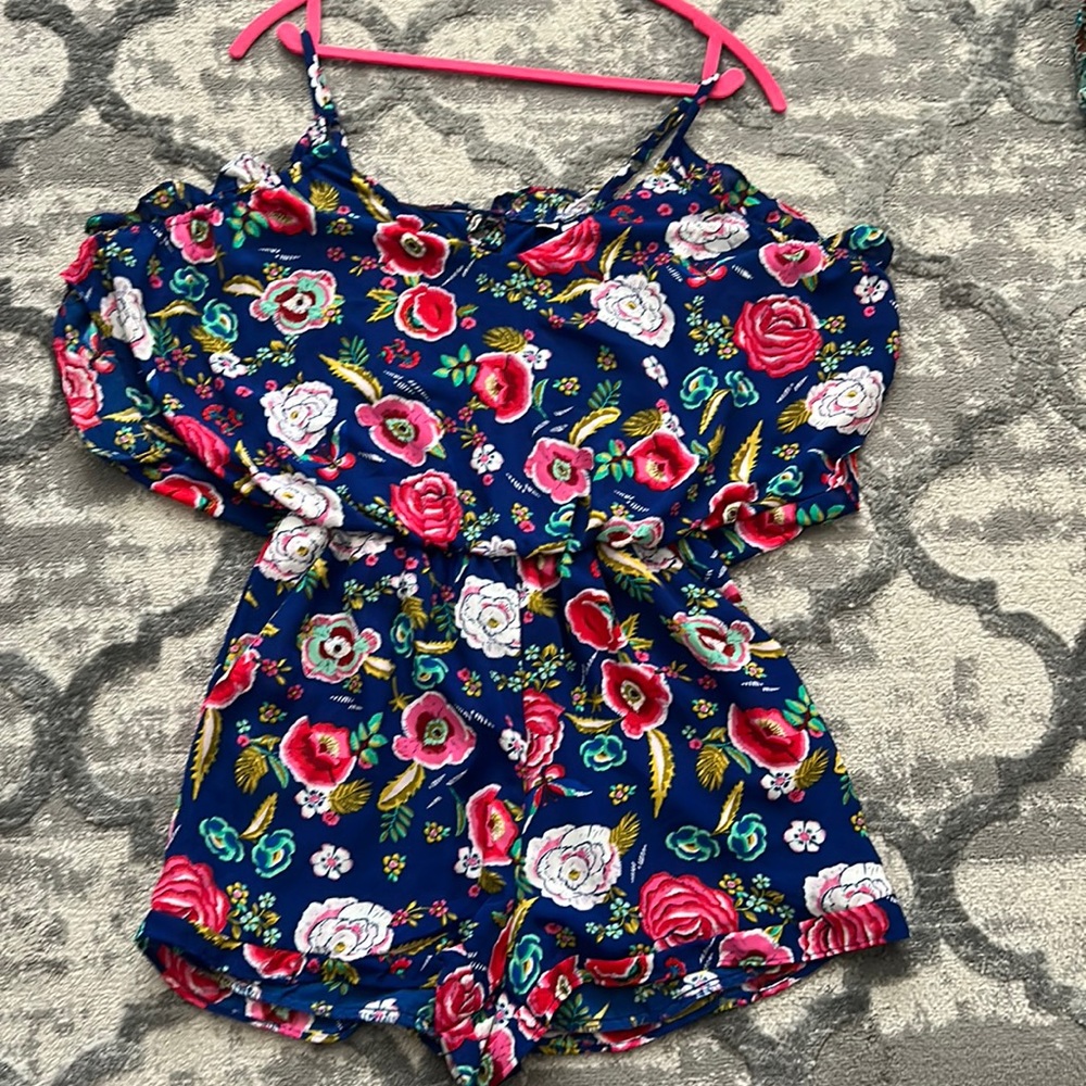Floral Short Romper w/ruffled shoulders out